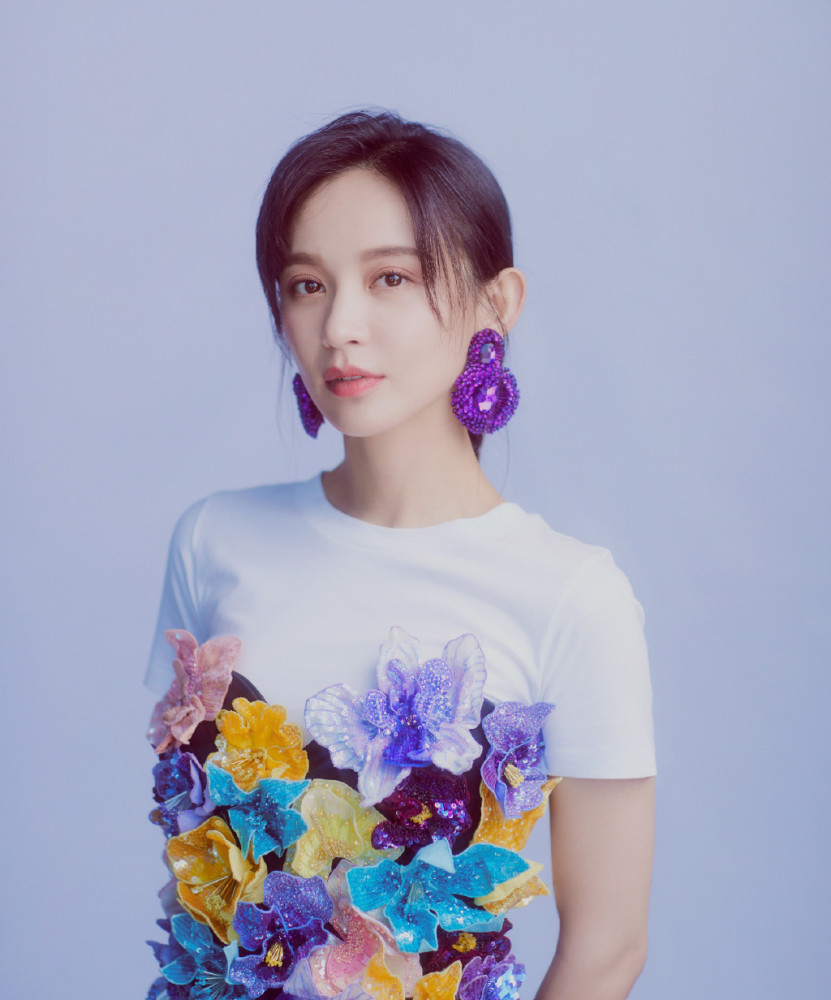 《大江大河》中她是董子健前女友,今穿印花无袖裙,美得知性大气