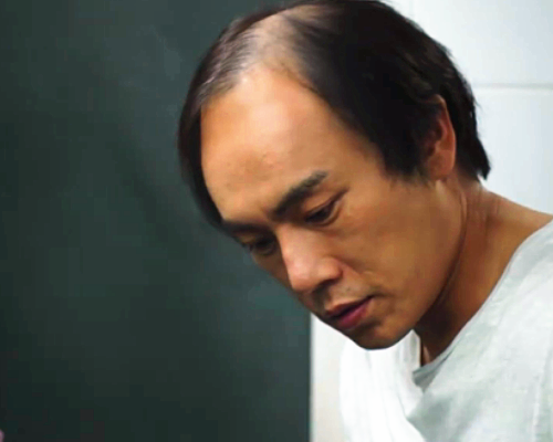 那么问题来了张东升是秃头的,为了引人耳目他才戴上了假发套,秦昊又