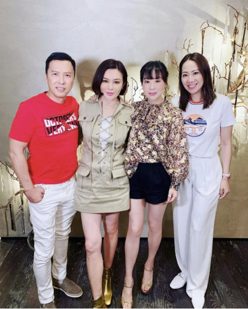 关之琳|58岁关之琳上亿豪宅内设家宴，身形苗条如少女却被指妆浓脸僵