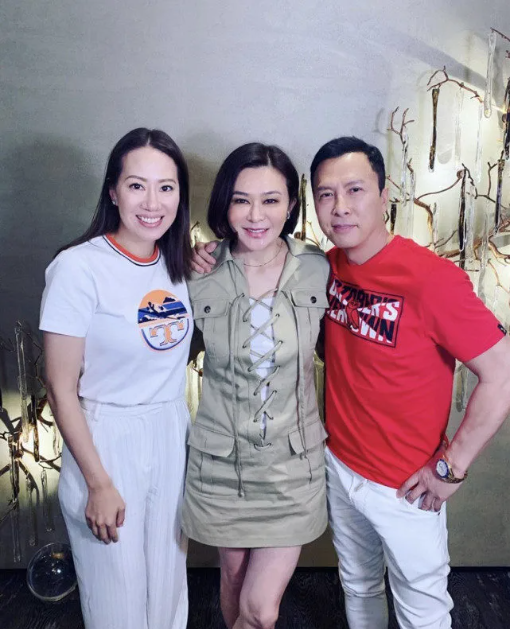 关之琳|58岁关之琳上亿豪宅内设家宴，身形苗条如少女却被指妆浓脸僵