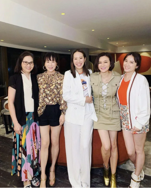 关之琳|58岁关之琳上亿豪宅内设家宴，身形苗条如少女却被指妆浓脸僵