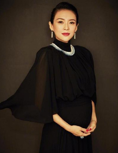 章子怡|章子怡疑似再怀孕？肚子凸起双手扶腰，生完二胎刚半年