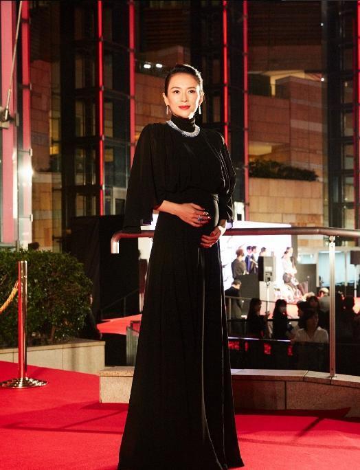 章子怡|章子怡疑似再怀孕？肚子凸起双手扶腰，生完二胎刚半年