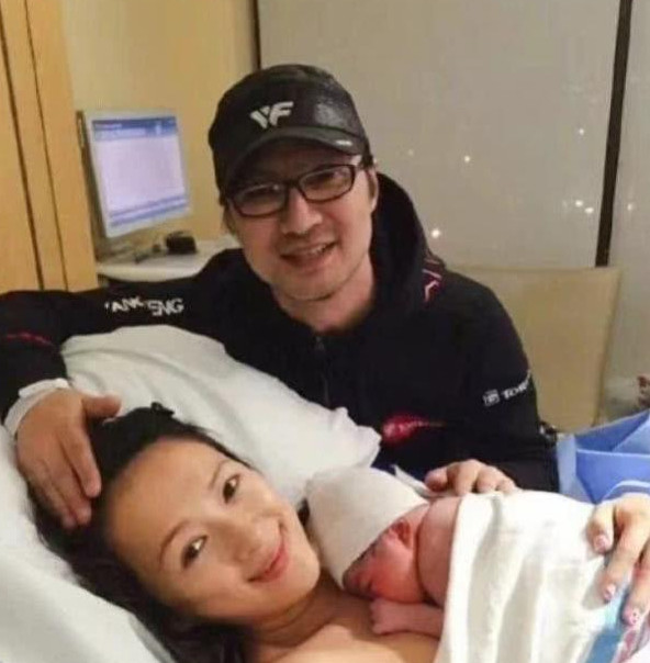 章子怡|章子怡疑似再怀孕？肚子凸起双手扶腰，生完二胎刚半年