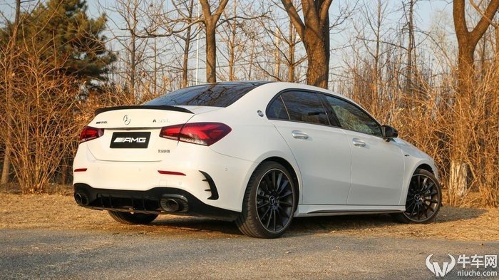 同是网红小钢炮谁的可玩性更高奥迪s3对比奔驰amga35l