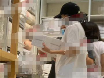 章子怡|章子怡疑似再怀孕？肚子凸起双手扶腰，生完二胎刚半年