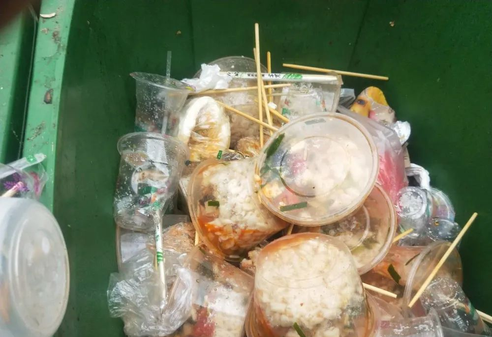 渭南城区一学校25元/天伙食费,学生却称饭菜难吃,吃不饱,倒饭现象严重