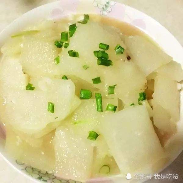 三,素炒冬瓜片6,倒入蛋液下锅,边倒蛋液边用筷子搅散,最后加入少许盐