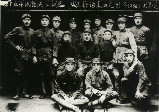 9月到达陕甘苏区,与刘志丹的红二十六军,红二十七军会师会于延安附