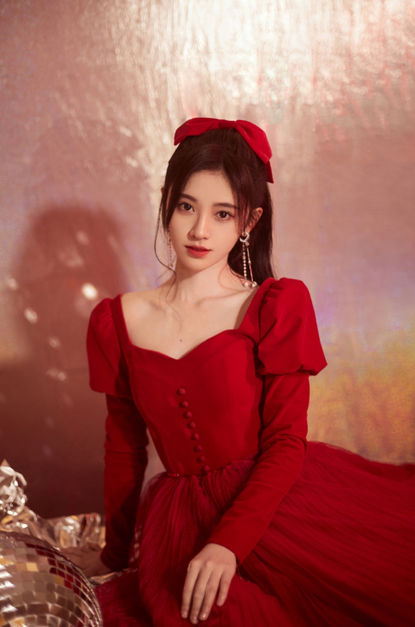 鞠婧祎穿红裙如小公主,精致容颜肤白貌美,难怪是直男喜欢的类型