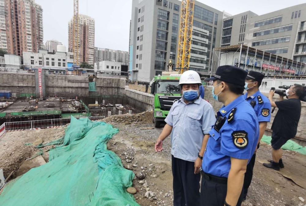 |为高考考生营造良好环境，这个街道的综合行政执法队很操心