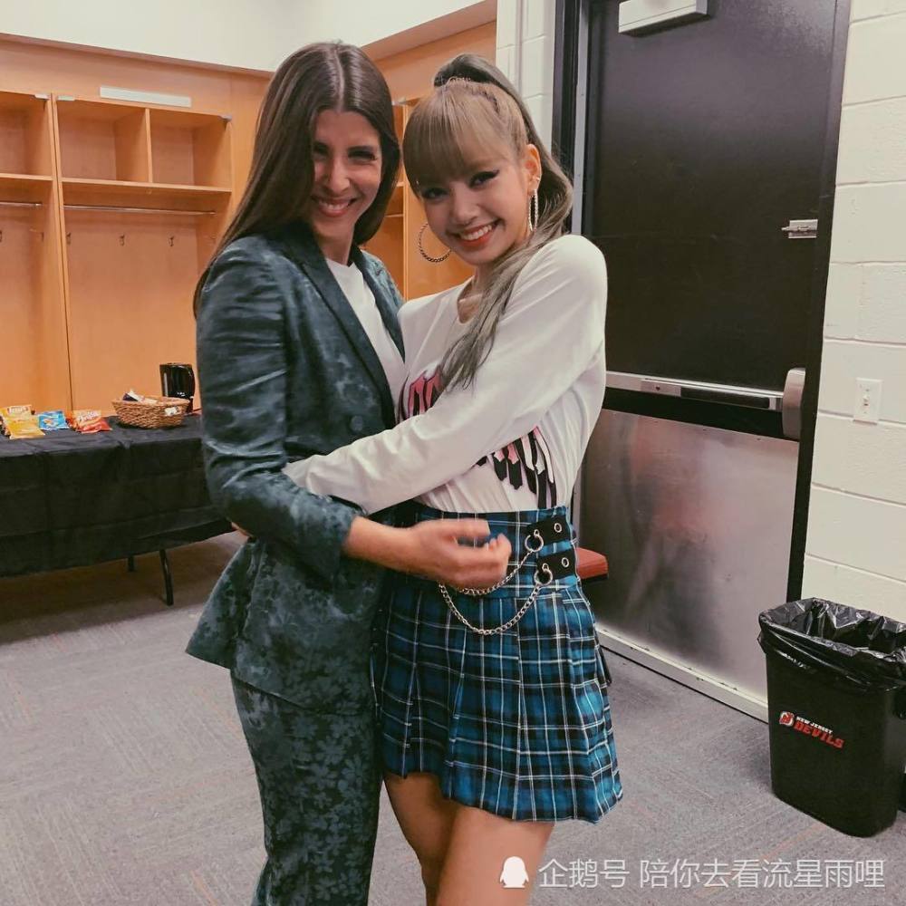 lisa和谁合照都是又a又酷可遇到这个男人却变得娇羞小鸟依人