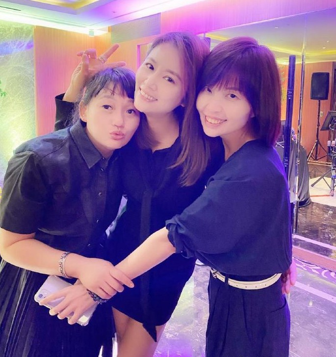 林心如|林心如夫妇现身派对，华哥在角落腼腆微笑，遥望老婆豪迈怀抱男友人