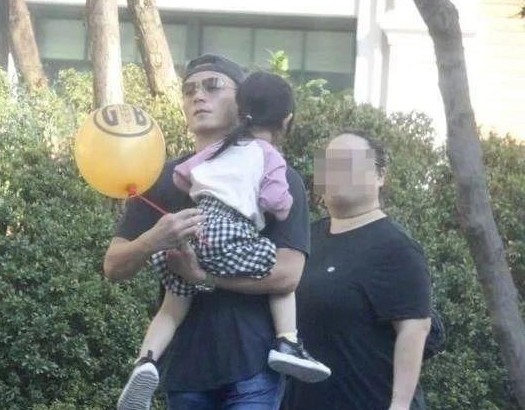 林心如|林心如夫妇现身派对，华哥在角落腼腆微笑，遥望老婆豪迈怀抱男友人