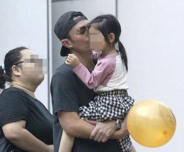 林心如|林心如夫妇现身派对，华哥在角落腼腆微笑，遥望老婆豪迈怀抱男友人