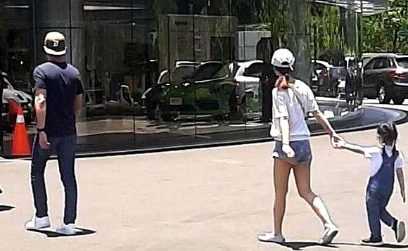 林心如|林心如夫妇现身派对，华哥在角落腼腆微笑，遥望老婆豪迈怀抱男友人