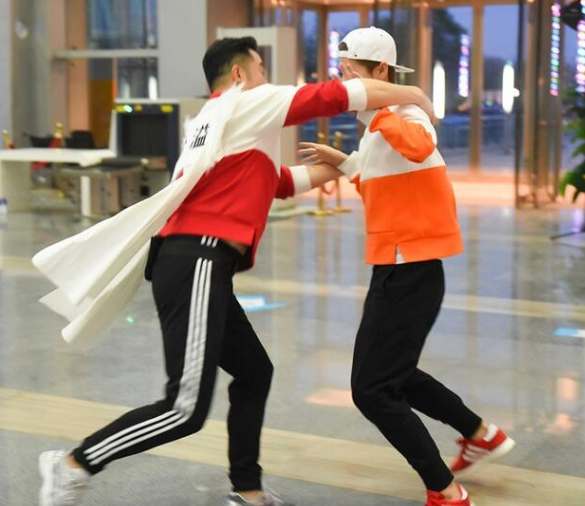 李晨|屏幕前撕名牌，私底下收藏嘉宾名牌，想不到你是这样的大黑牛