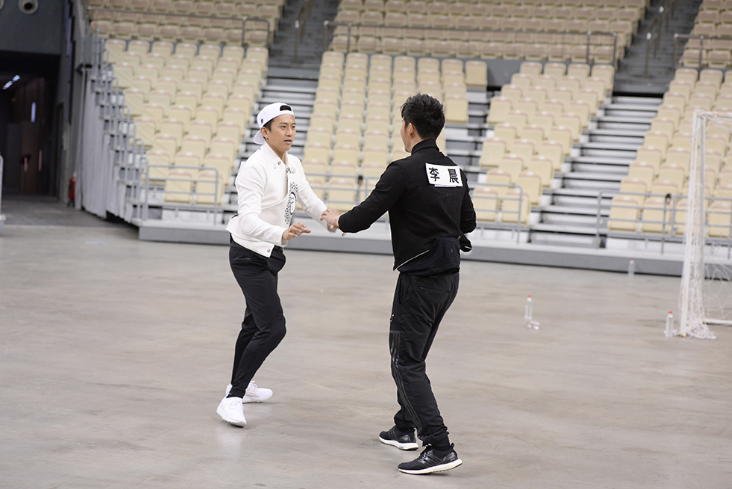 李晨|屏幕前撕名牌，私底下收藏嘉宾名牌，想不到你是这样的大黑牛