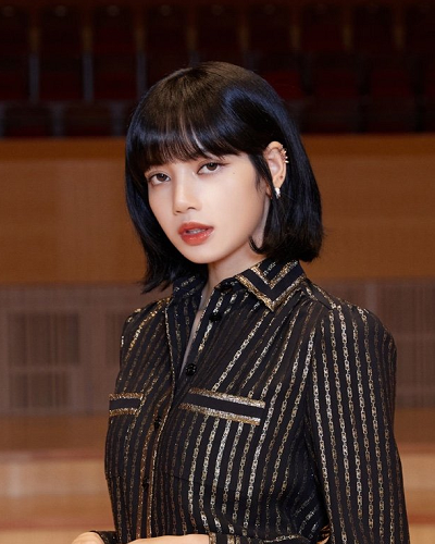 lisa终于放弃黑长直,当她剪了短发后,粉丝们呼声高涨