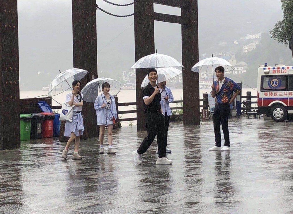 赵丽颖|赵丽颖黄晓明打伞出行，颖宝穿短裤腿纤瘦，两人跟路人合影超暖