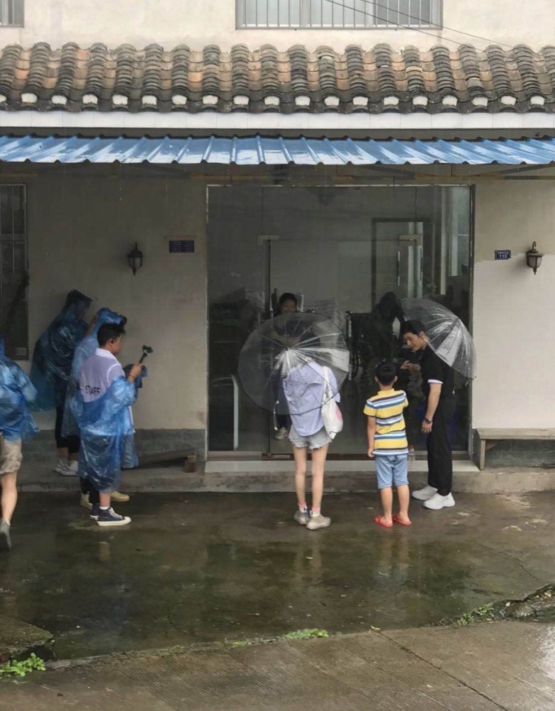 赵丽颖|赵丽颖黄晓明打伞出行，颖宝穿短裤腿纤瘦，两人跟路人合影超暖