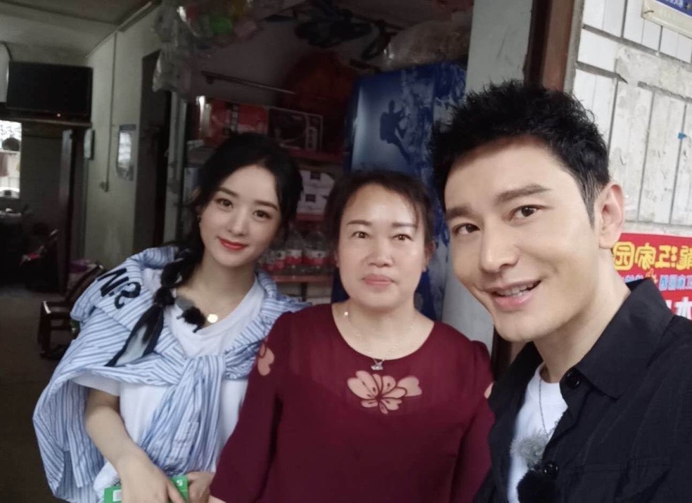 赵丽颖|赵丽颖黄晓明打伞出行，颖宝穿短裤腿纤瘦，两人跟路人合影超暖