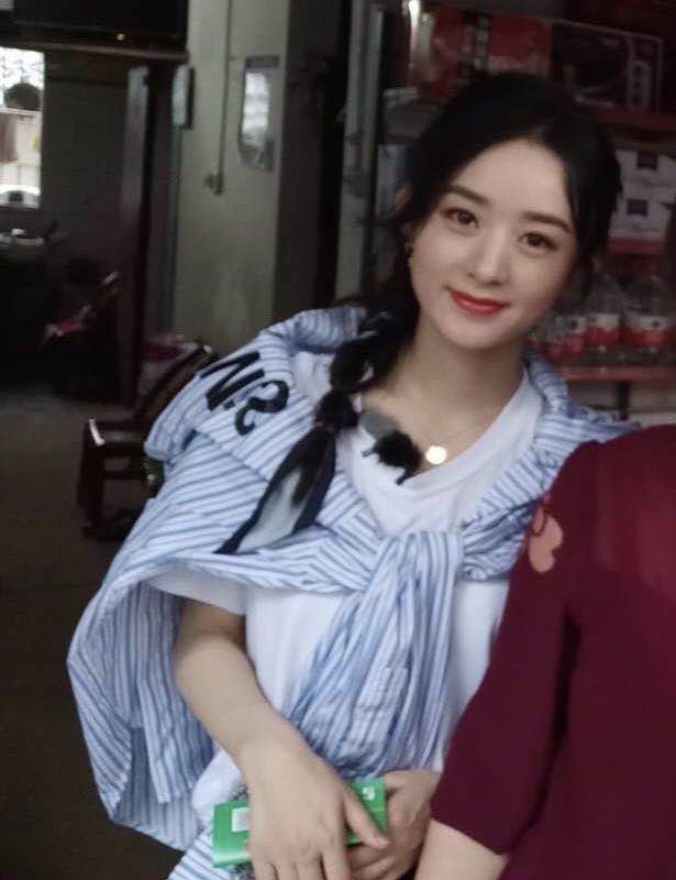 赵丽颖|赵丽颖黄晓明打伞出行，颖宝穿短裤腿纤瘦，两人跟路人合影超暖