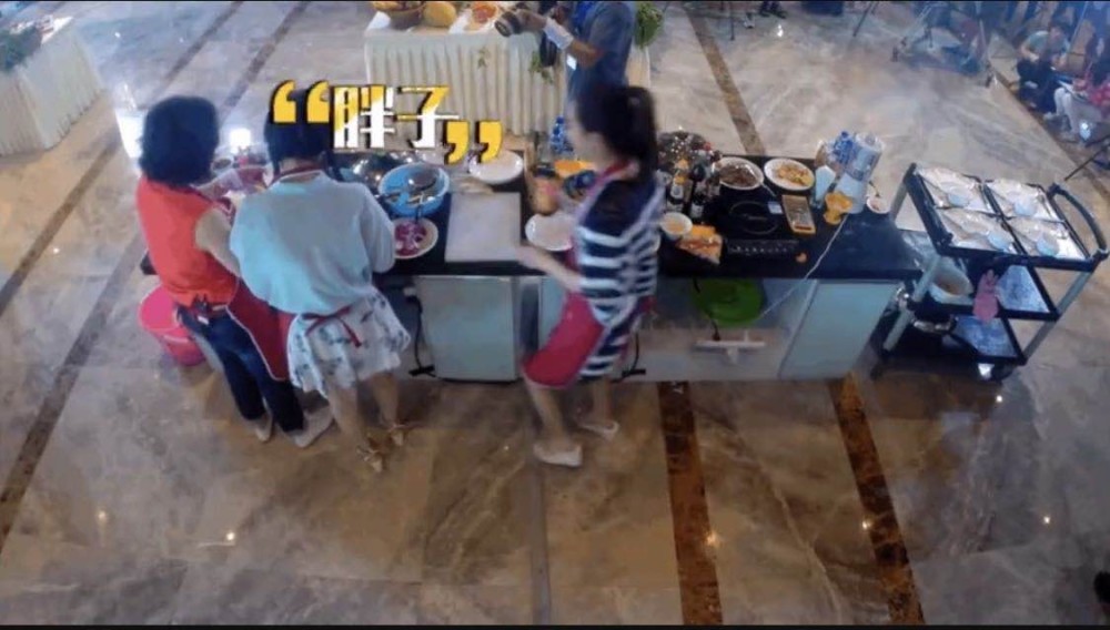 赵丽颖|赵丽颖黄晓明打伞出行，颖宝穿短裤腿纤瘦，两人跟路人合影超暖