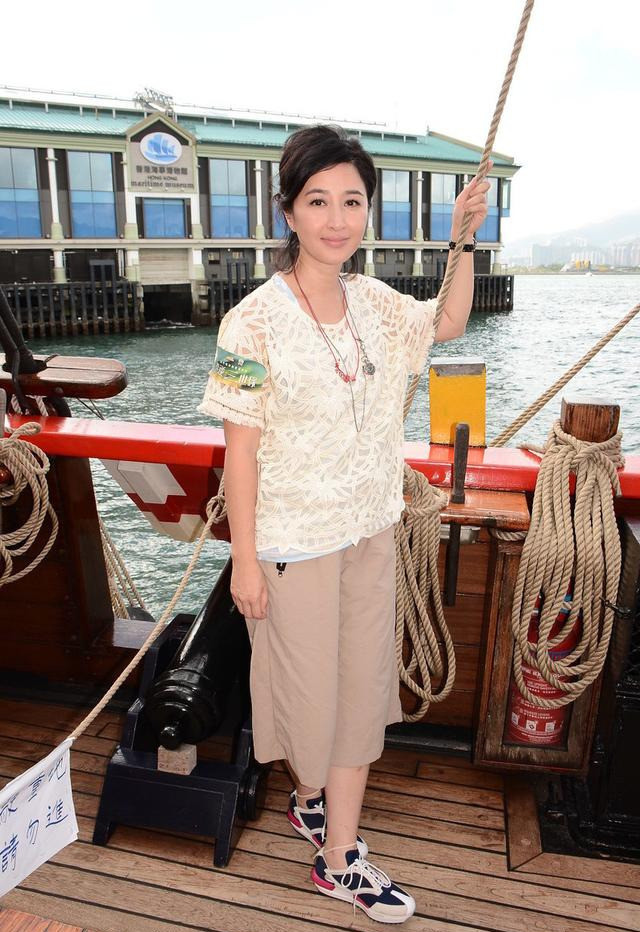 关咏荷过50岁依旧时髦白色初恋裙清新可人气质温柔太减龄