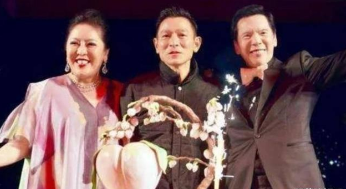 刘德华演唱会|他是香港大佬，向华强70大寿都请不来，刘德华演唱会却频频现身