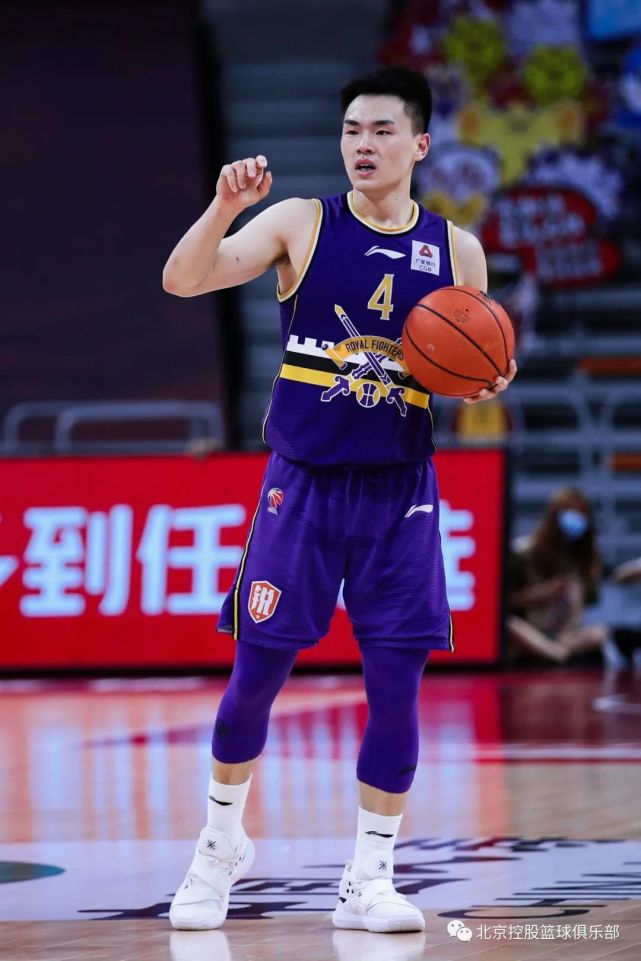 45度迎着防守人,在三分线外两步的距离,突然三分球出手,篮球空心入网