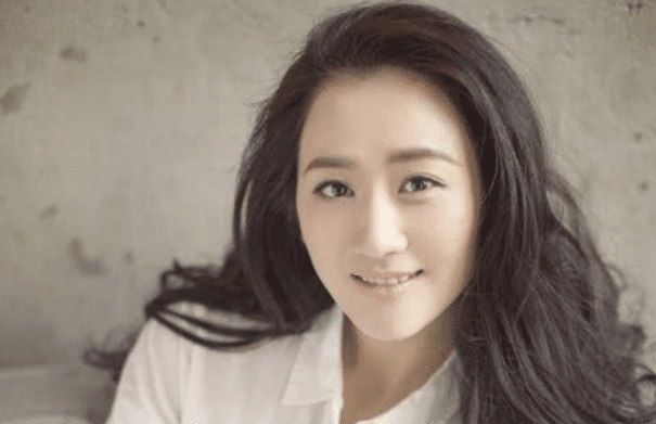 秦俊杰|她为把弟弟带进娱乐圈，当众扇弟弟一巴掌，今弟弟红得发紫她却成无名小卒