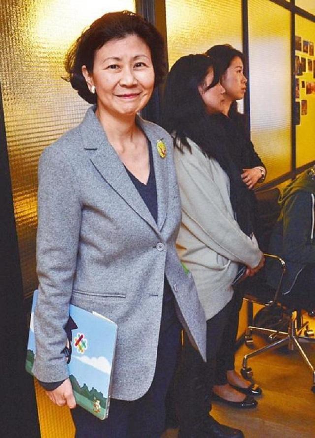 仅五分钟就赚取了四个亿的金额,周凯旋这番出手让整个商业界都为之