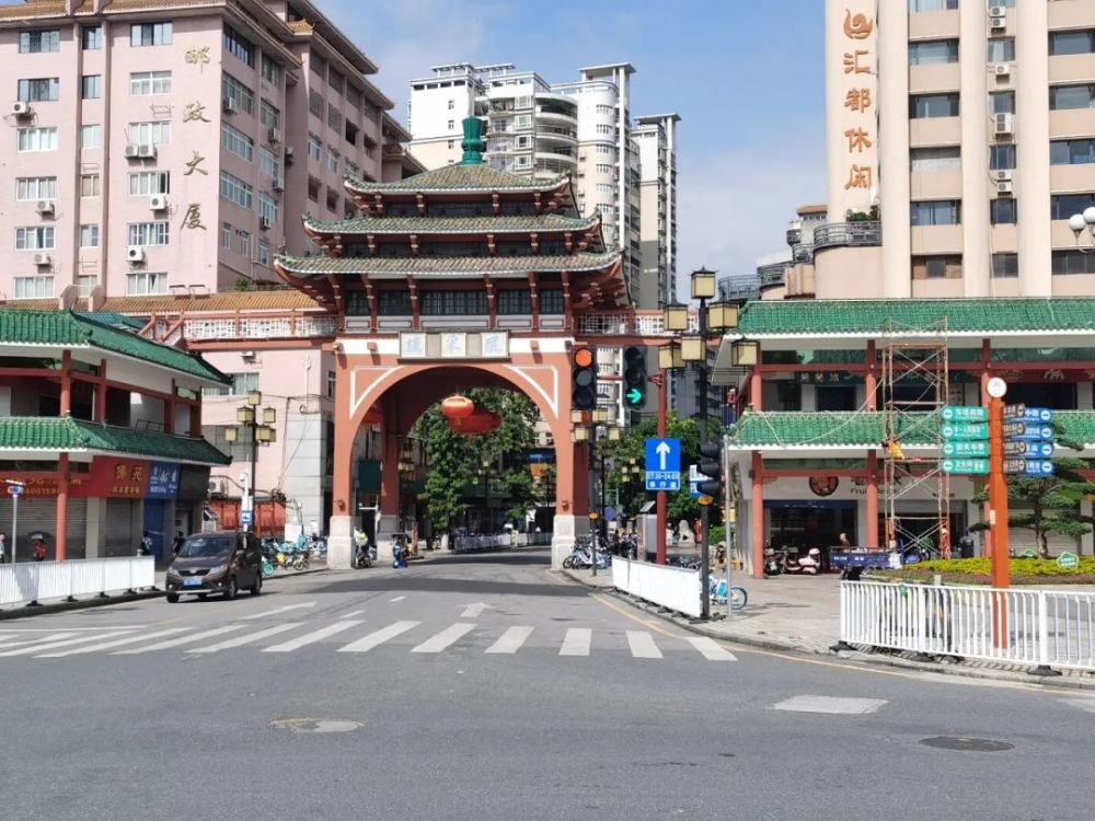 新变化市区风采楼十字路口新增设右转信号灯与专用道