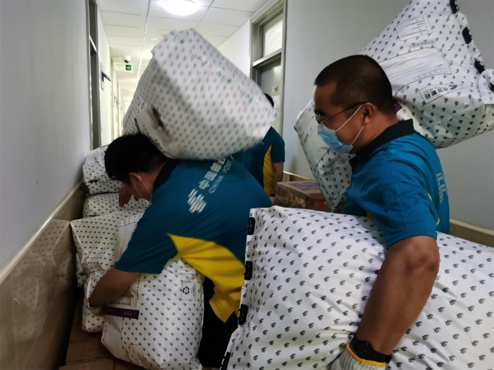 毕业|直击高校“毕业寄”：打包可直播，还推出“邮云仓”服务