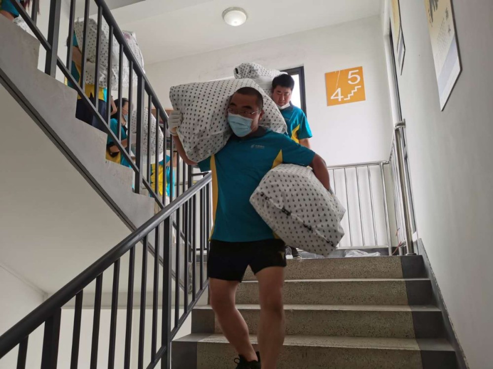 毕业|直击高校“毕业寄”：打包可直播，还推出“邮云仓”服务