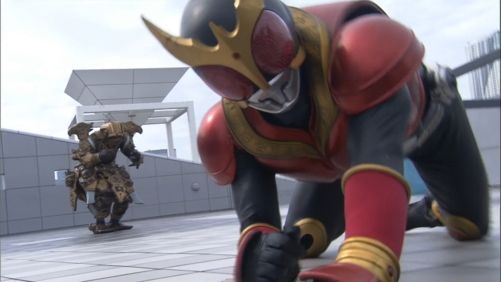 亚马逊在吃瘪后,小野寺空我连忙过去救场,使用骑士踢攻击十面鬼