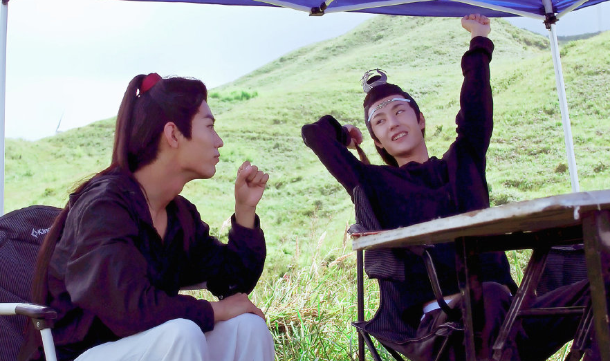 王一博|王一博在线发糖卖断货，改变火锅蘸料和肖战同款，CP粉过年了