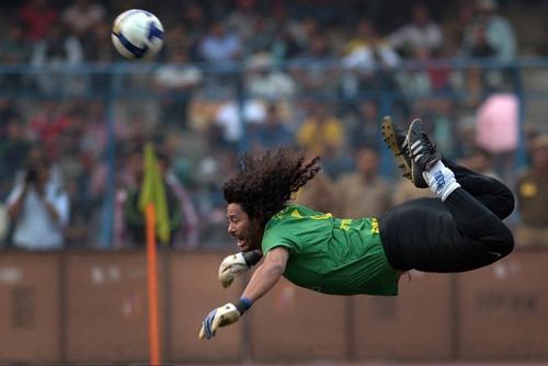 足球令人动容时刻欢笑与泪水皆震撼人心这只是足球的一部分