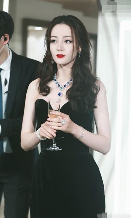 迪丽热巴|迪丽热巴最新活动生图，腰臀比例超后面假人，“求婚男”现身安保很警觉