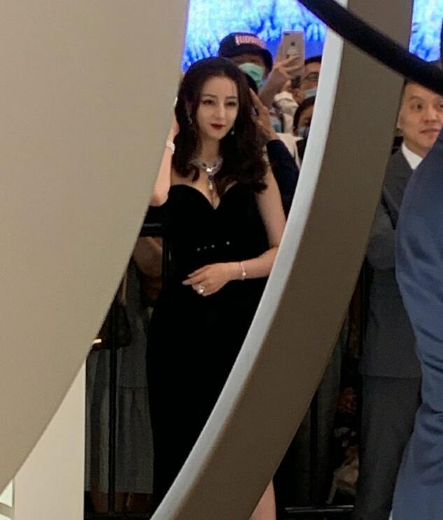 迪丽热巴|迪丽热巴最新活动生图，腰臀比例超后面假人，“求婚男”现身安保很警觉