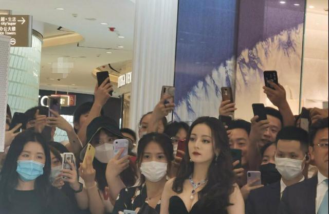 迪丽热巴|迪丽热巴最新活动生图，腰臀比例超后面假人，“求婚男”现身安保很警觉
