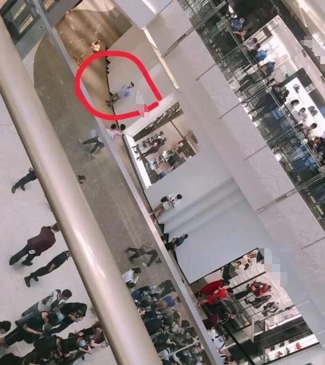 迪丽热巴|迪丽热巴最新活动生图，腰臀比例超后面假人，“求婚男”现身安保很警觉