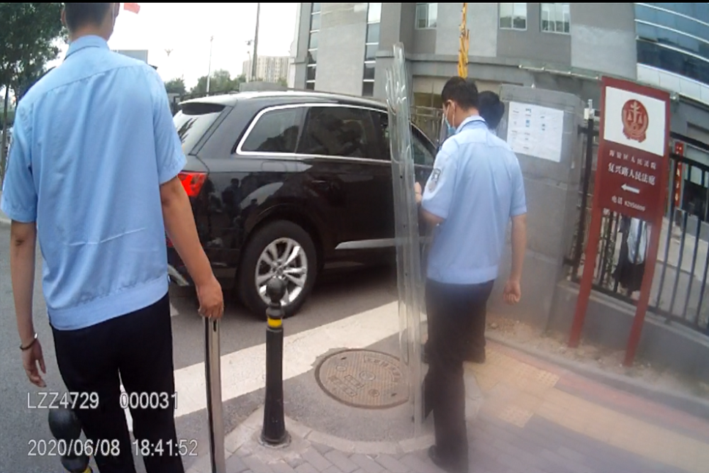 法院|车堵法院执行局大门，“豪横”被执行人领10万元罚单