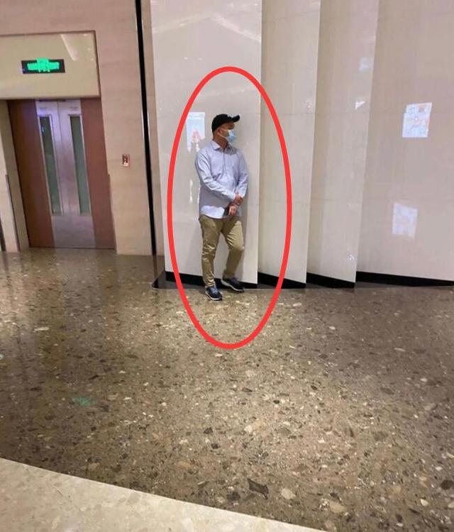 迪丽热巴|迪丽热巴最新活动生图，腰臀比例超后面假人，“求婚男”现身安保很警觉