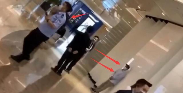 迪丽热巴|迪丽热巴最新活动生图，腰臀比例超后面假人，“求婚男”现身安保很警觉