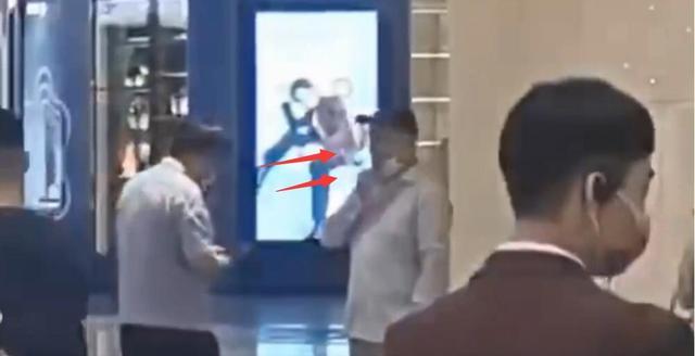 迪丽热巴|迪丽热巴最新活动生图，腰臀比例超后面假人，“求婚男”现身安保很警觉