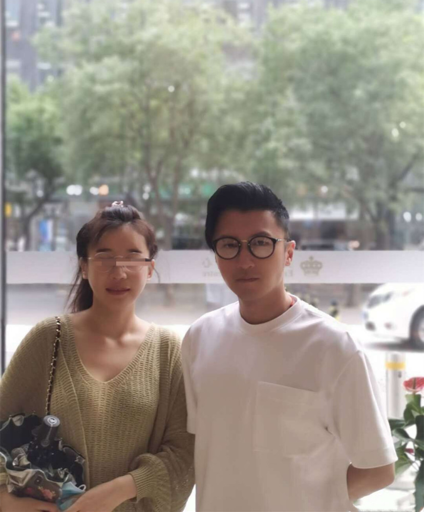 谢霆锋|不想被传绯闻！谢霆锋与女粉合影，双手背后保持距离尽显绅士风度