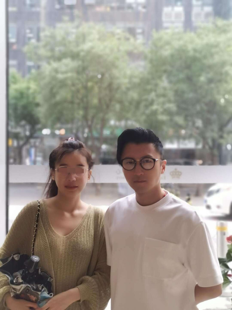 谢霆锋|不想被传绯闻！谢霆锋与女粉合影，双手背后保持距离尽显绅士风度