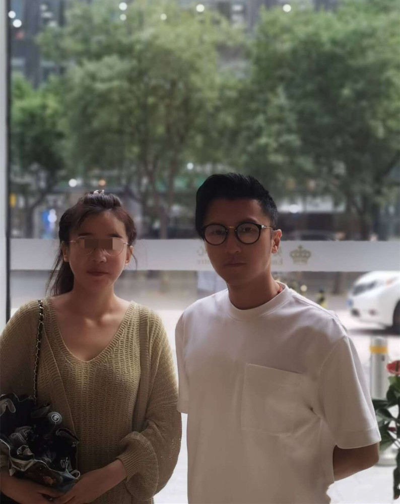 谢霆锋|不想被传绯闻！谢霆锋与女粉合影，双手背后保持距离尽显绅士风度